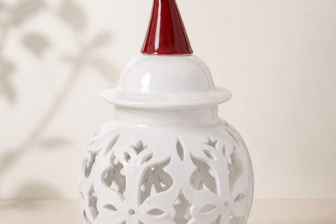 1_lampade-traforate-realizzate-a-mano-ceramiche-donna-bianca