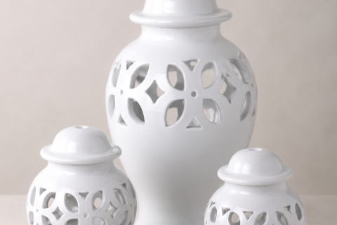 1_lampade-traforate-realizzate-a-mano-ceramiche-donna-bianca3